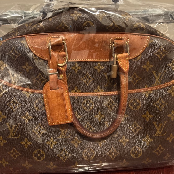 Louis Vuitton bag preloved see pics for wear smoke free home clean - Picture 1 of 9